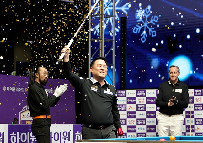 조재호(가운데)가 우승 후 세리머니를 하고 있다. /사진=PBA 투어