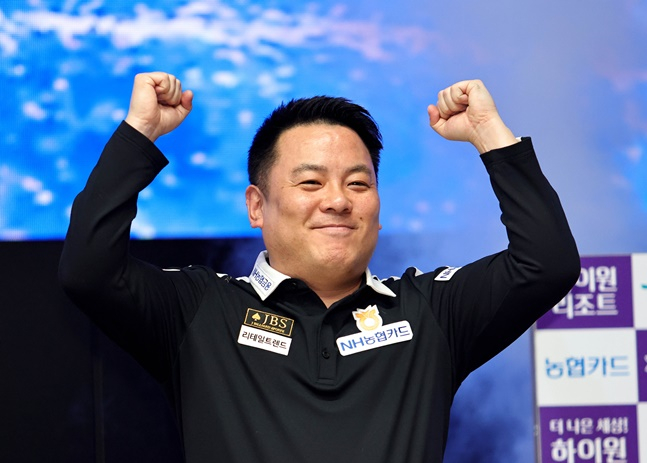 시상식에서 두 팔을 번쩍들고 기뻐하는 조재호. /사진=PBA 투어