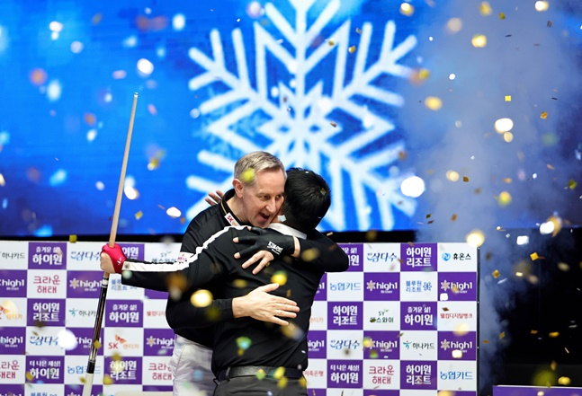 결승에서 격돌한 레펀스(왼쪽)과 포옹을 나누는 조재호. /사진=PBA 투어