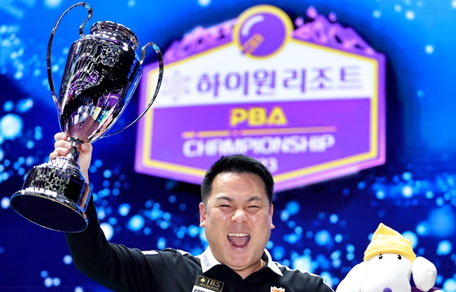 우승 트로피를 들고 포효하는 조재호. /사진=PBA 투어