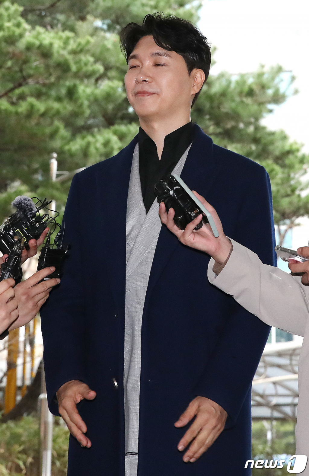 (서울=뉴스1) 임세영 기자 = 방송인 박수홍이 15일 오후 서울 마포구 서울서부지방법원에서 특정경제범죄 가중처벌 등에 관한 법률(횡령) 위반 혐의로 기소된 친형 박 모씨와 배우자 이 모씨에 대한 4차 공판에 증인으로 출석하며 취재진의 질문에 답하고 있다. 2023.3.15/뉴스1 Copyright (C) 뉴스1. All rights reserved. 무단 전재 및 재배포 금지.