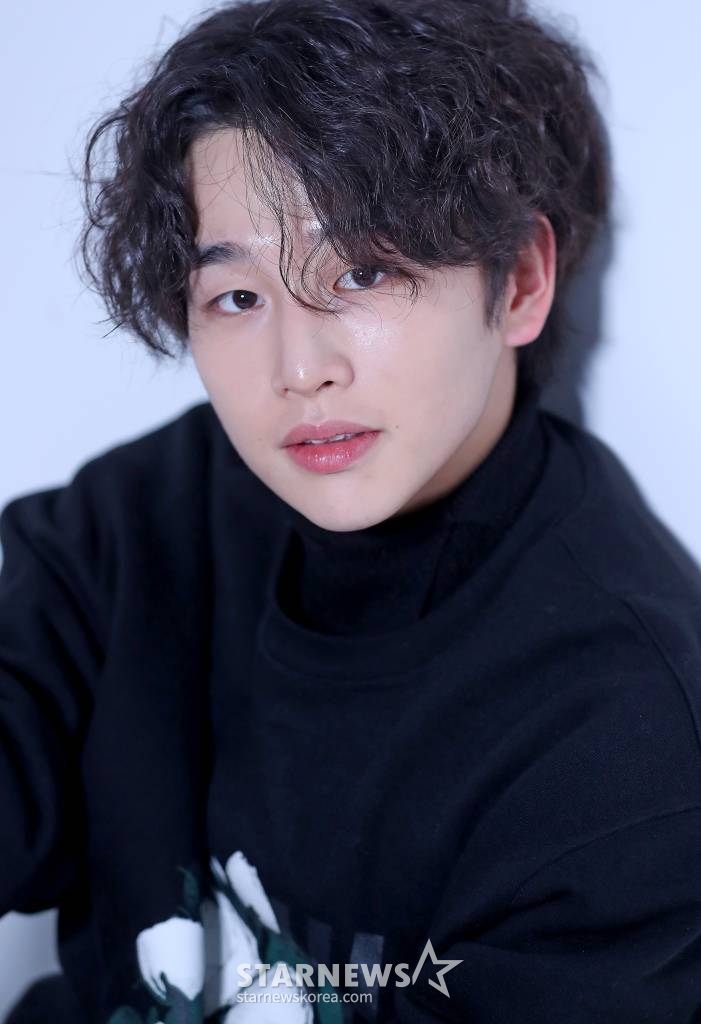 배우 김윤우가 최근 서울 종로구 스타뉴스 사옥에서 진행된 MBC 금토드라마 '연인' 종영 인터뷰에 앞서 포즈를 취하고 있다. '연인'은 병자호란을 겪으며 엇갈리는 연인들의 사랑과 백성들의 생명력을 다룬 휴먼역사멜로 드라마. '연인'은 지난 8월부터 파트1 10회, 파트2 10회에, 인기에 따른 추가 1회 연장으로 총 21회가 방송됐고 지난 18일 종영했다. 김윤우는 극중 양반이자 장사치인 미스터리한 사내 이장현(남궁민 분)과 동행하는 조선 최고의 소리꾼 량음 역을 맡았다. 량음은 어린시절 노비로 고역 당하던 자신을 구해준 장현을 평생 짝사랑했지만, 장현은 그런 마음을 아는지 모르는지 양가 댁 애기씨 유길채(안은진 분)와 연모의 정을 나눴고 량음은 장현을 애증했다. 량음은 혜민서 지하에 갇혀 이장현만 찾던 백발의 광인으로 비춰지며 '연인'의 시작과 끝을 장식, 섬세한 감정 열연으로 시청자들의 가슴을 먹먹하게 만들었다. /사진=김창현