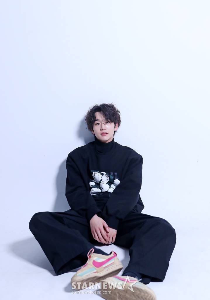 배우 김윤우가 최근 서울 종로구 스타뉴스 사옥에서 진행된 MBC 금토드라마 '연인' 종영 인터뷰에 앞서 포즈를 취하고 있다. '연인'은 병자호란을 겪으며 엇갈리는 연인들의 사랑과 백성들의 생명력을 다룬 휴먼역사멜로 드라마. '연인'은 지난 8월부터 파트1 10회, 파트2 10회에, 인기에 따른 추가 1회 연장으로 총 21회가 방송됐고 지난 18일 종영했다. 김윤우는 극중 양반이자 장사치인 미스터리한 사내 이장현(남궁민 분)과 동행하는 조선 최고의 소리꾼 량음 역을 맡았다. 량음은 어린시절 노비로 고역 당하던 자신을 구해준 장현을 평생 짝사랑했지만, 장현은 그런 마음을 아는지 모르는지 양가 댁 애기씨 유길채(안은진 분)와 연모의 정을 나눴고 량음은 장현을 애증했다. 량음은 혜민서 지하에 갇혀 이장현만 찾던 백발의 광인으로 비춰지며 '연인'의 시작과 끝을 장식, 섬세한 감정 열연으로 시청자들의 가슴을 먹먹하게 만들었다. /사진=김창현