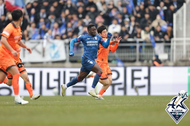 수원삼성-강원FC(주황색 유니폼) 경기. /사진=한국프로축구연맹 제공