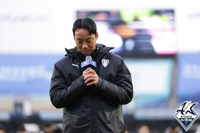 강등이 확정된 뒤 팬들에게 심정을 전하는 염기훈 감독대행. /사진=한국프로축구연맹 제공