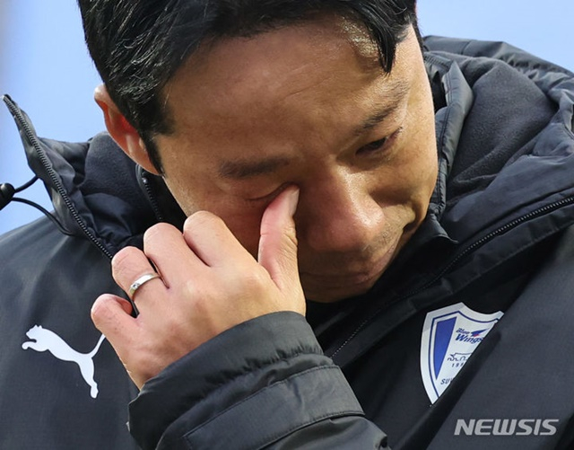 눈물 흘리는 염기훈 수원삼성 감독대행. /사진=뉴시스 제공