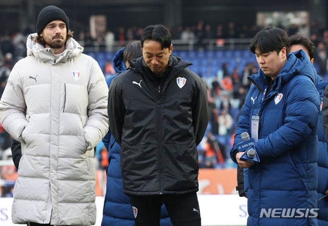 팬들에게 사과하는 염기훈 감독대행(가운데). /사진=뉴시스 제공