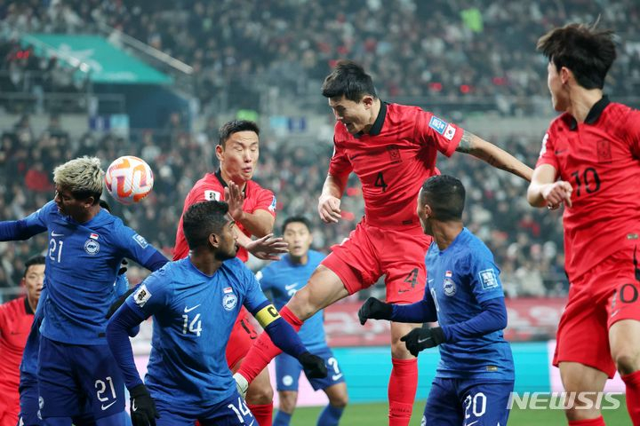 헤더하는 김민재(가운데). /사진=뉴시스