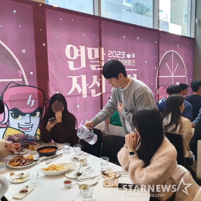 키움 이명종(가운데)이 3일 서울 강서구 마곡동에서 열린 2023 히어로즈 자선카페에서 팬들에게 물을 대접하고 있다. /사진=김동윤 기자