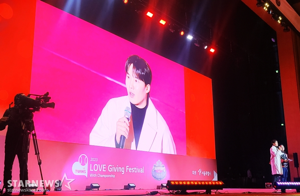 임찬규가 2일 서울 동대문구 회기동 경희대학교 평화의 전당에서 열린 LG 트윈스의 러브 기빙 페스티벌 위드 챔피언십 현장을 찾아 팬들에게 인사하고 있다. /사진=김우종 기자