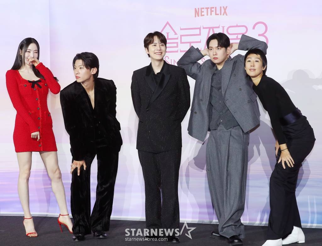 배우 이다희, 방송인 덱스, 가수 규현, 한해, 방송인 홍진경이 4일 오전 서울 용산구 아이파크몰 CGV에서 진행된 넷플릭스 예능 '솔로지옥3' 제작발표회에 참석해 포즈를 취하고 있다. '솔로지옥3'는 커플이 돼야 나갈 수 있는 외딴 섬 '지옥도'에서 펼쳐지는 솔로들의 솔직한 연애기를 그린다. 오는 12일 공개. 2023.12.04 /사진=김창현 기자
