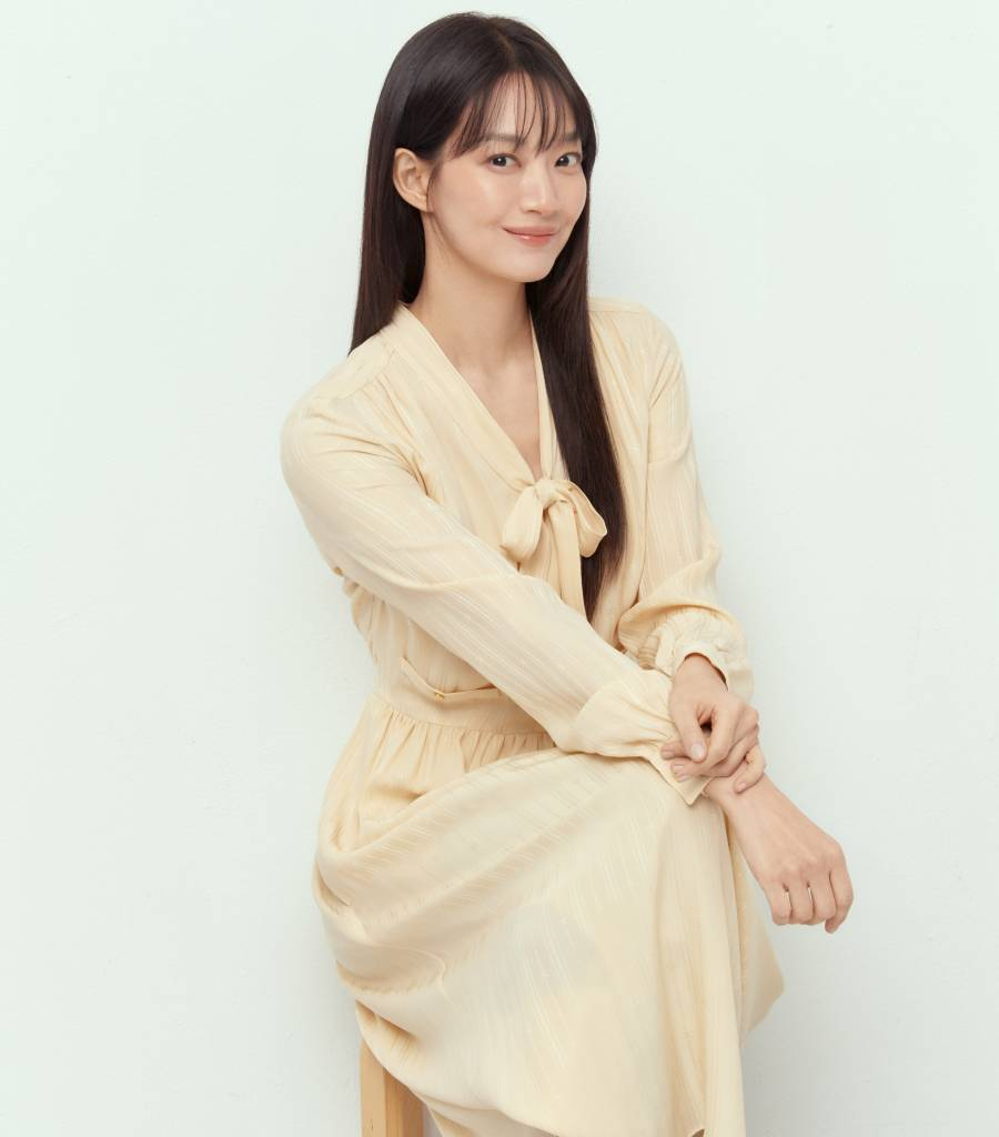 배우 신민아가 4일 오전 서울 종로구 삼청동의 한 카페에서 진행된 영화 '3일의 휴가' 개봉 인터뷰를 취해 포즈를 취하고 있다. '3일의 휴가'는 하늘에서 휴가 온 엄마 '복자'(김해숙 분)와 엄마의 레시피로 백반집을 운영하는 딸 '진주'(신민아 분)의 힐링 판타지 영화. 오는 6일 개봉. / 사진제공 = 에이엠엔터테인먼트 /사진=김창현