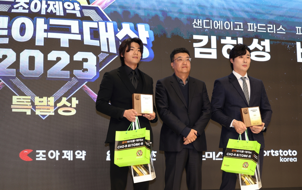 (왼쪽부터) 피츠버그 배지환, 송재우 해설위원, 김하성. /사진=일간스포츠 제공