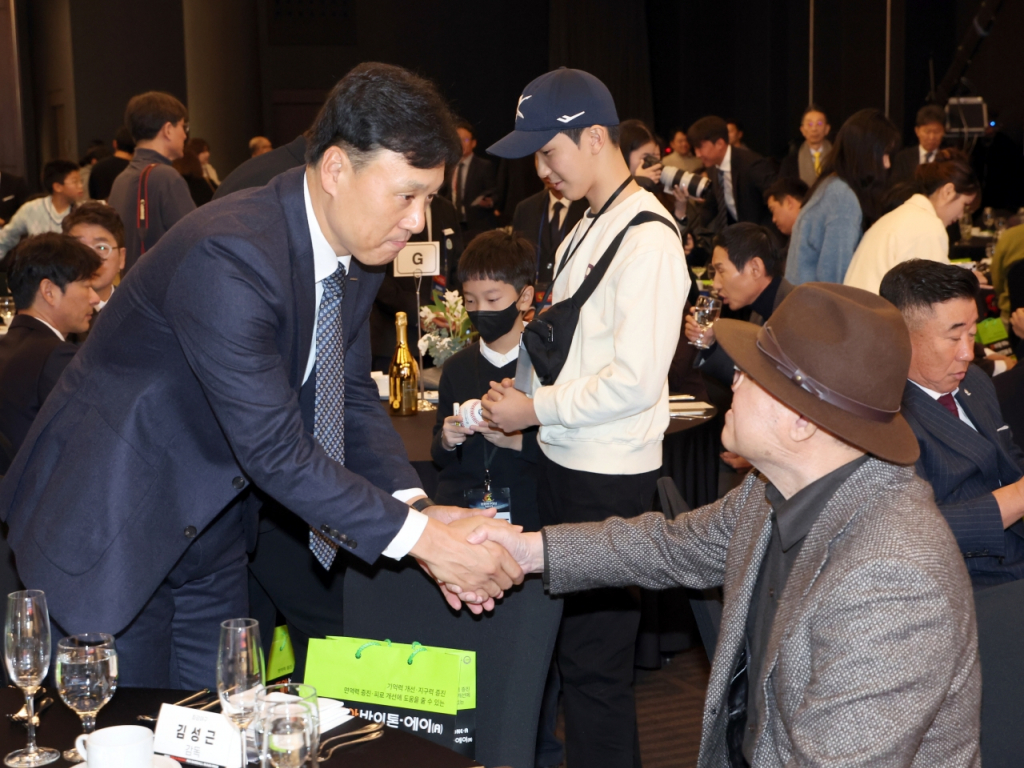 김인식(오른쪽) 전 감독과 이승엽 두산 감독. /사진=일간스포츠 제공