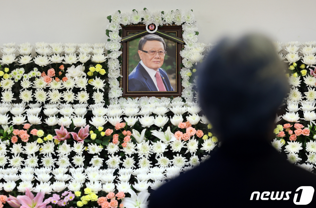 (서울=뉴스1) 김진환 기자 = 3일 오후 서울 종로구 서울대학교병원 장례식장에 '저 하늘에도 슬픔이' 등의 작품을 내놓으며 1960년대 한국 영화를 이끈 故 김수용 감독의 빈소가 마련돼 있다. 1929년생인 김수용 감독은 1958년 ‘공처가’를 연출하며 영화계에 발을 들였고, 이후 ‘버림받은 천사’(1960) ‘굴비’ (1963), ‘저 하늘에도 슬픔이’(1965), ‘갯마을’(1965), ‘토지’(1974), ‘중광의 허튼소리’(1986) 등 109편의 작품을 연출했다. 장례는 영화인장으로 치러진다. 정지영 감독과 배우 안성기, 양윤호 영화인총연합회장 등이 공동장례위원장을 맡았다. 2023.12.3/뉴스1 Copyright (C) 뉴스1. All rights reserved. 무단 전재 및 재배포, AI학습 이용 금지.