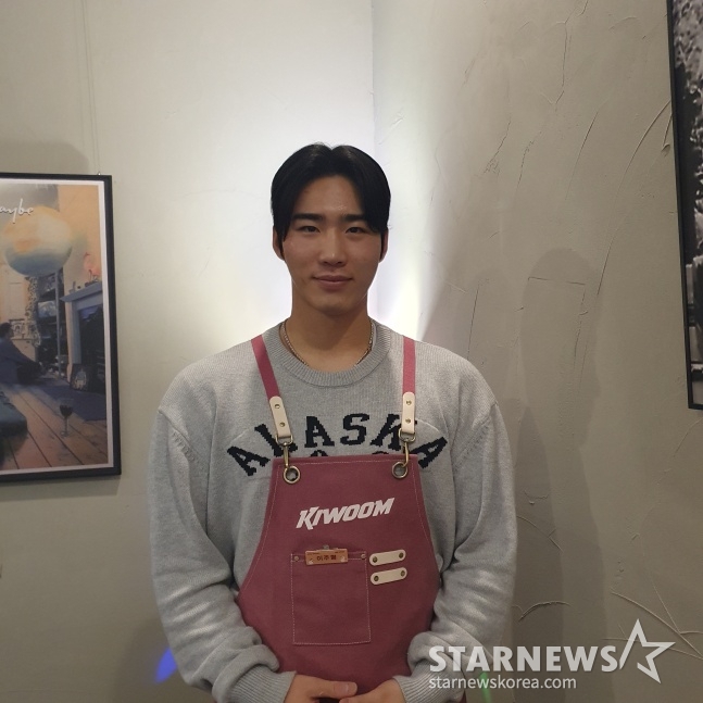키움 이주형이 지난 3일 서울특별시 강서구 마곡동의 한 카페에서 열린 2023 히어로즈 자선 행사에서 사진 촬영에 응하고 있다. /사진=김동윤 기자