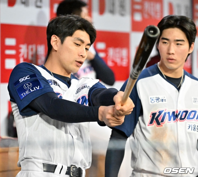 이정후(왼쪽)가 이주형에게 타격에 대해 알려주고 있다.