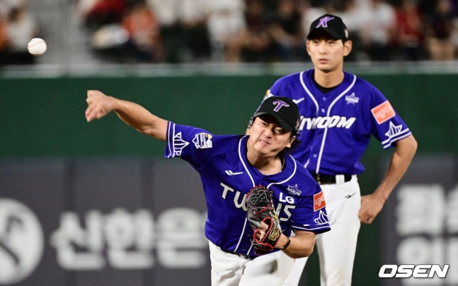 고우석(왼쪽)과 이정후.