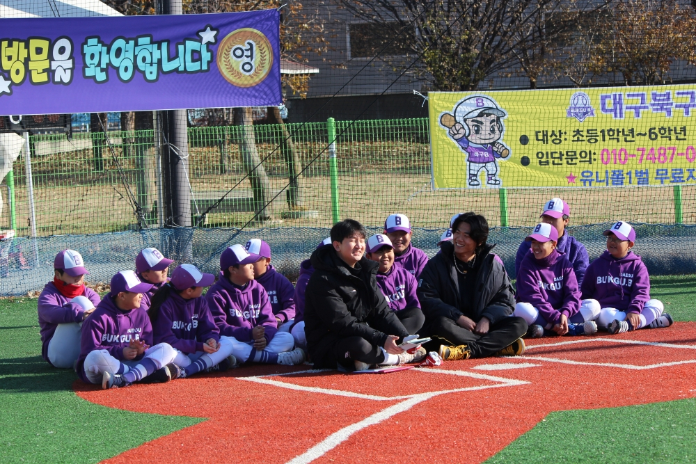 배지환과 대구 북구B리틀야구단 후배들. /사진=나우아이원매니지먼트 제공