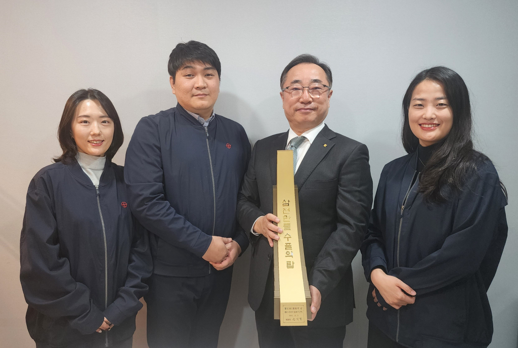 김병제 KBI알로이 대표이사(사진 좌측에서 세번째)와 수출관련 직원들이 제60회 무역의 날에서 수상한 ‘삼천만불 수출의 탑’을 들고 있다.