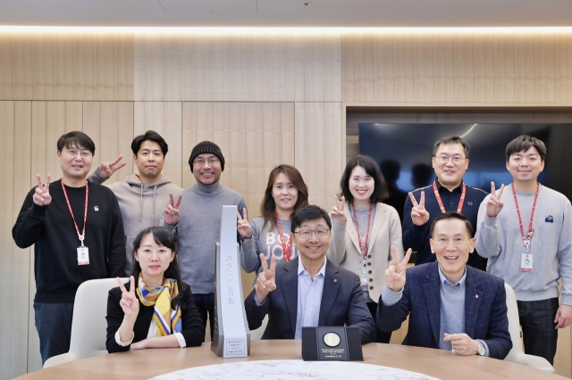 1억불 수출탑 수상을 기념하는 이창엽 롯데웰푸드 대표이사(사진 가운데)와 글로벌 영업부문 임직원들