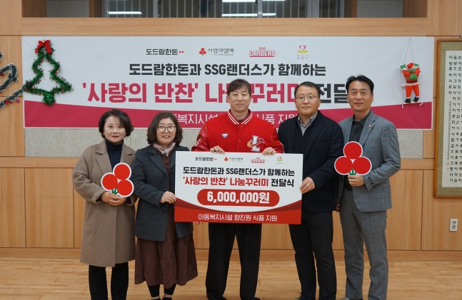 고효준(가운데). /사진=SSG 랜더스