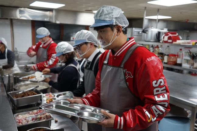 서진용(맨오른쪽). /사진=SSG 랜더스
