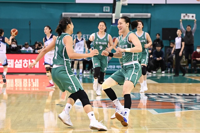 하나원큐 선수단. /사진=WKBL