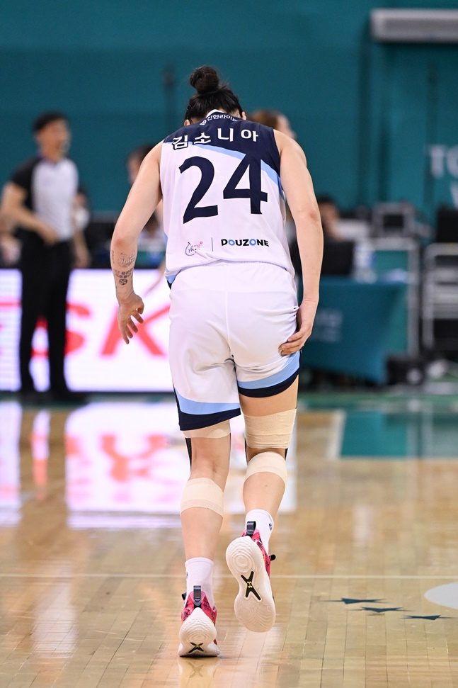 신한은행 김소니아가 6일 하나원큐전에서 4쿼터 도중 허벅지를 잡고 있다. /사진=WKBL