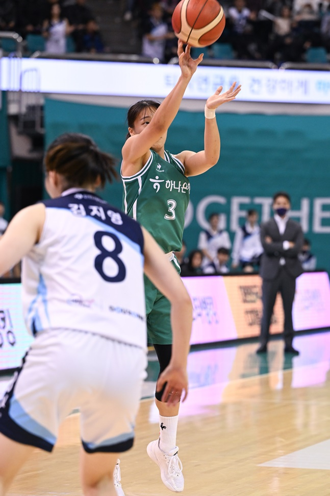 하나원큐 정예림이 6일 신한은행전에서 슛을 시도하고 있다. /사진=WKBL
