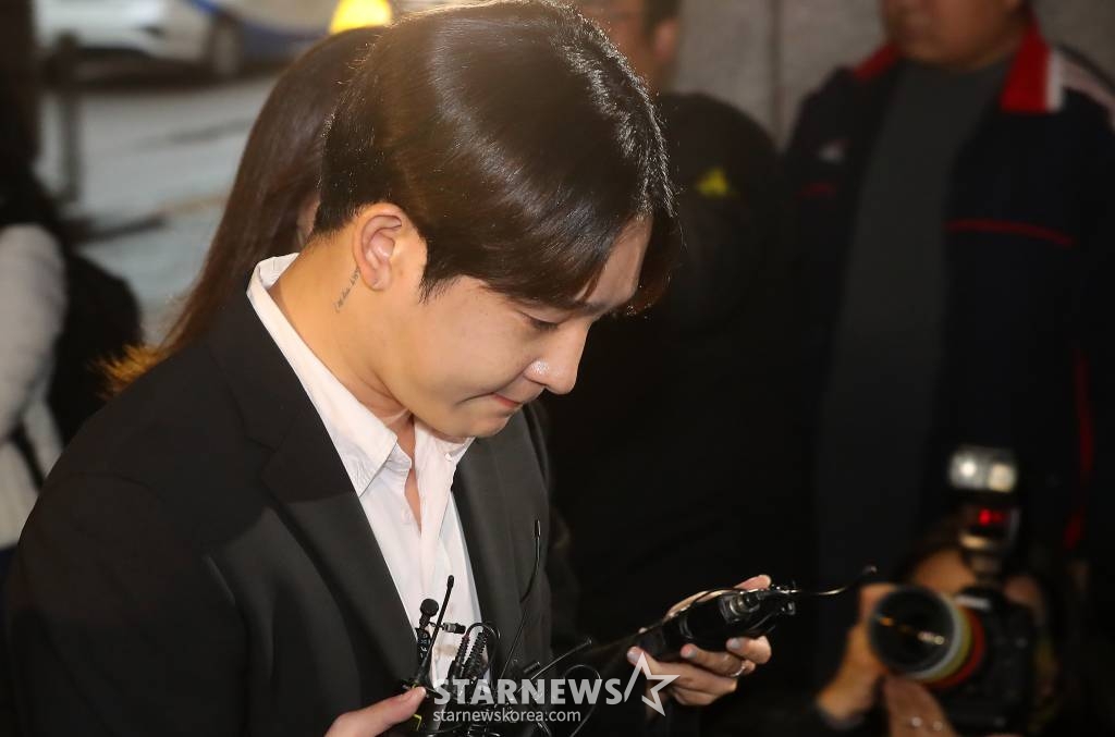 마약류 관리에 관한 법률 위반(향정) 혐의를 받고 있는 가수 남태현, 방송인 서민재가 19일 오전 서울 마포구 서부지방법원에서 진행된 첫 공판 기일에 출석하고 있다. 서민재와 남태현은 지난해 8월 마약 파문에 휘말렸다. 당시 채널A 예능프로그램 '하트시그널3' 출연자였던 서민재가 SNS를 통해 남태현과의 필로폰 투약을 폭로했던 것. 이에 경찰은 지난해 9월 서민재와 남태현의 소변과 모발을 채취해 국립과학수사연구원(국과수) 감정을 의뢰했다. 검사 결과 필로폰 양성 반응 결과가 나온 것으로 전해졌다. 2023.10.19 /사진=김창현