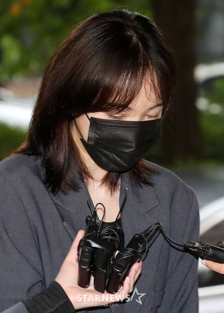 마약류 관리에 관한 법률 위반(향정) 혐의를 받고 있는 방송인 서민재가 19일 오전 서울 마포구 서부지방법원에서 진행된 첫 공판 기일에 출석하고 있다. 서민재와 남태현은 지난해 8월 마약 파문에 휘말렸다. 당시 채널A 예능프로그램 '하트시그널3' 출연자였던 서민재가 SNS를 통해 남태현과의 필로폰 투약을 폭로했던 것. 이에 경찰은 지난해 9월 서민재와 남태현의 소변과 모발을 채취해 국립과학수사연구원(국과수) 감정을 의뢰했다. 검사 결과 필로폰 양성 반응 결과가 나온 것으로 전해졌다. 2023.10.19 /사진=김창현