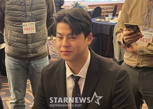 한화 노시환이 7일 오후 12시 서울 강남구 청담동 호텔 리베라 청담 베르사이유홀에서 열린 '2023 한국프로야구 은퇴선수의 날'에서 취재진과 인터뷰를 하고 있다. /사진=양정웅 기자