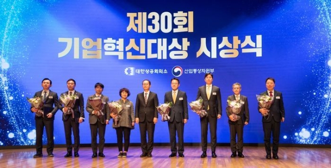 서장원 코웨이 대표이사(오른쪽 두 번째)와 관계자들이 수상 기념 사진촬영을 하고 있다