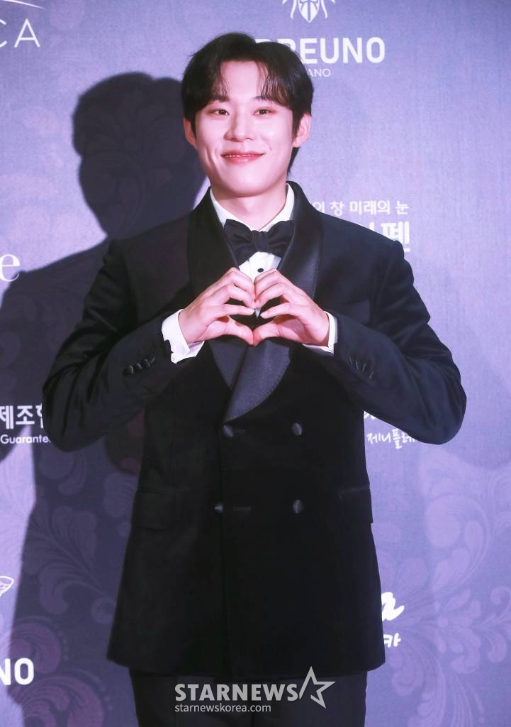 배우 김성철이 7일 오후 서울 강남구 건설회관에서 진행된 제28회 춘사국제영화제 레드카펫 행사에 참석해 포즈를 취하고 있다. /2023.12.07 /사진=이동훈