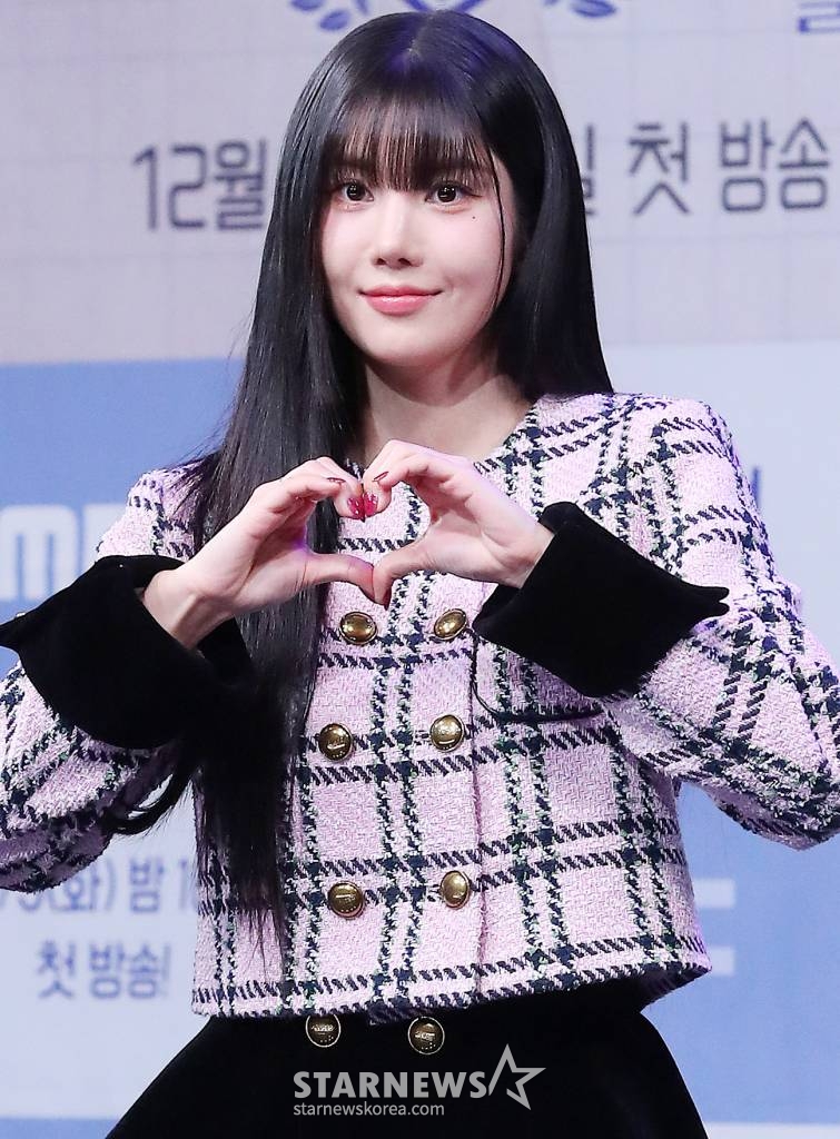 가수 권은비가 5일 오후 서우 마포구 상암동 MBC사옥에서 진행된 예능 '솔로 동창회 학연' 제작발표회에 참석해 포즈를 취하고 있다. '솔로 동창회 학연'은 학창 시절 친구가 연인이 되는 ‘솔로 동창회‘로, 10여 년 만에 모인 초등학교 동창생들이 4박 5일간 함께하며 사랑을 싹틔우는 연애 리얼리티다. 2023.12.05 /사진=김창현