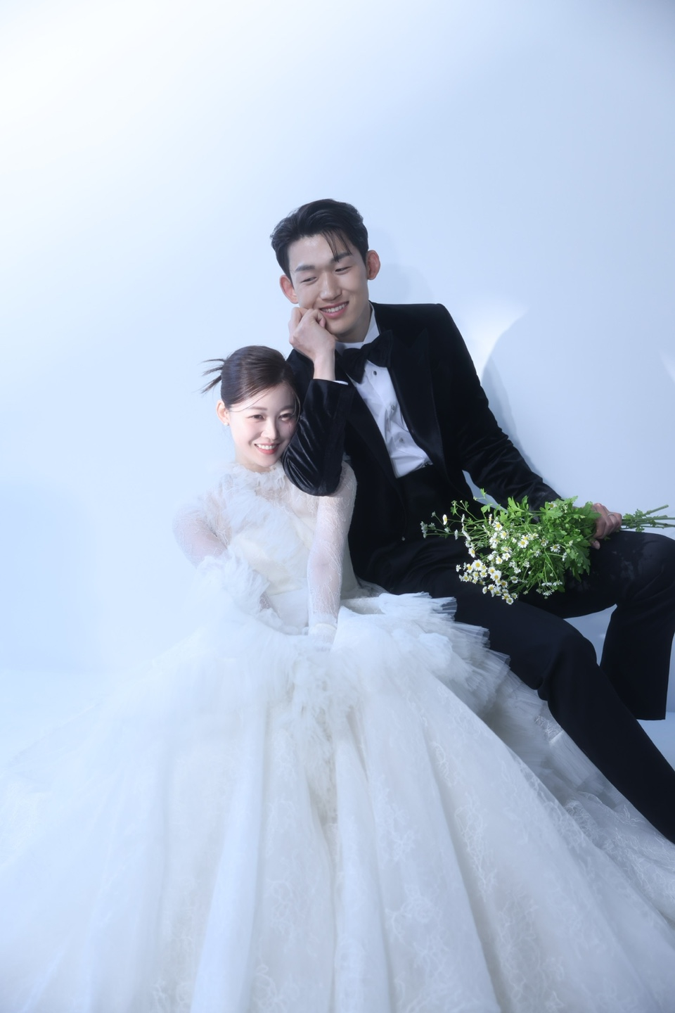 이승모(오른쪽) 웨딩 사진. /사진=FC서울 제공