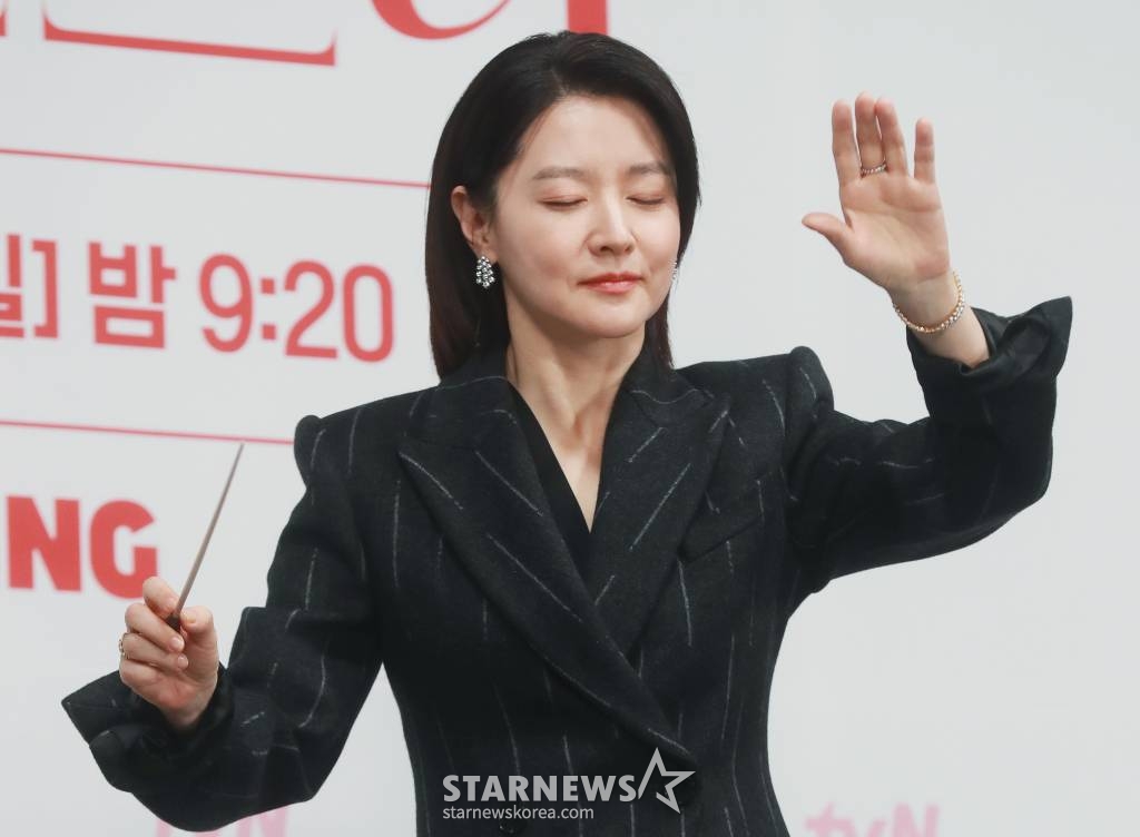 배우 이영애가 6일 오전 서울 구로구 라마다 신도림 호텔에서 진행된 tvN 토일드라마 '마에스트라' 제작발표회에 참석해 포즈를 취하고 있다. 전 세계 단 5%뿐인 여성 지휘자 마에스트라, 천재 혹은 전설이라 불리는 차세음이 자신의 비밀을 감춘 채 오케스트라를 둘러싼 사건의 진실을 찾아가는 미스터리 드라마 '마에스트라'는 오는 9일 첫 방송된다. /2023.12.06 /사진=이동훈