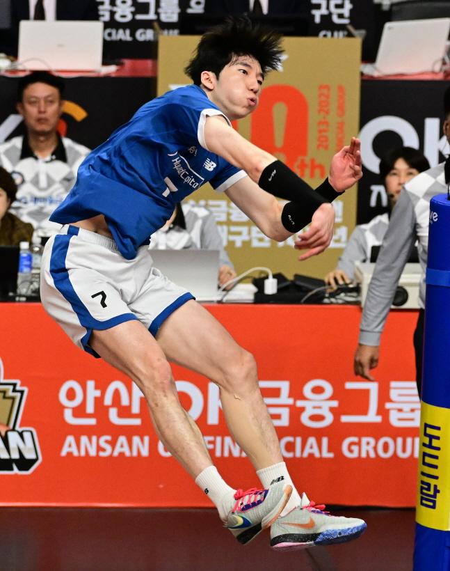 강스파이크를 꽂아넣는 허수봉. /사진=KOVO