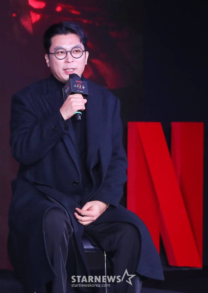 이응복 감독이 30일 오전 서울 성동구 에스팩토리에서 진행된 넷플릭스 시리즈 '스위트홈 시즌2' 제작발표회에 참석해 인사말을 하고 있다. '스위트홈 시즌2'는 욕망이 괴물이 되는 세상, 그린홈을 떠나 새로운 터전에서 살아남기 위해 각자의 사투를 벌이는 현수와 그린홈의 생존자들 그리고 또 다른 존재의 등장과 알 수 없는 미스터리한 현상들까지 새로운 욕망과 사건, 사투를 그린 넷플릭스 시리즈다. 12월 1일 공개. 2023.11.30 /사진=김창현