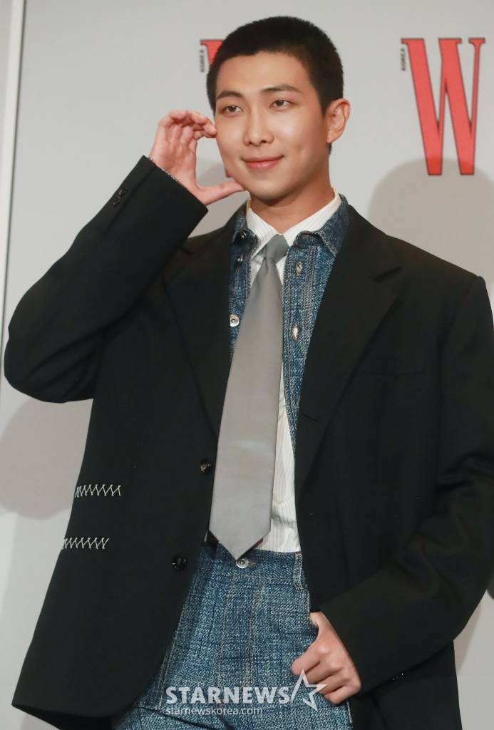 방탄소년단 RM이 24일 오후 서울 포시즌스호텔에서 진행된 제18회 유방암 인식 향상 캠페인 'W Korea'에 참석해 포즈를 취하고 있다. /2023.11.24 /사진=이동훈