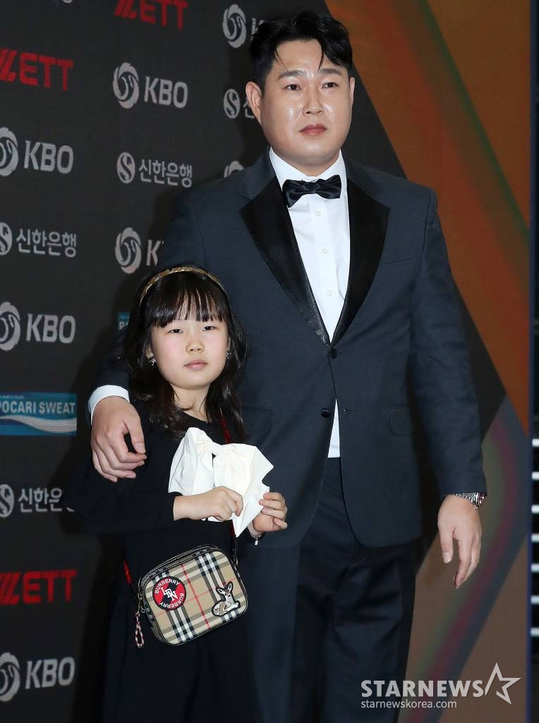 두산 양의지가 11일 오후 서울 강남구 삼성동 코엑스 오디토리움에서 진행된 '2023 신한은행 SOL KBO 골든글러브 시상식' 레드카펫 행사에 참석해 포즈를 취하고 있다. 2023.12.11 /사진=김창현 기자