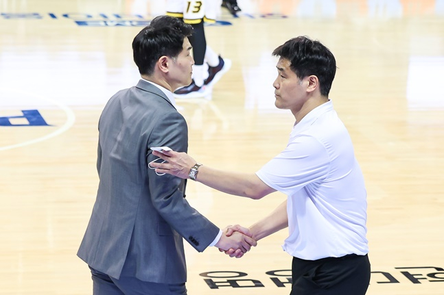 LG 조상현(왼쪽)-현대모비스 조동현 감독. /사진=KBL