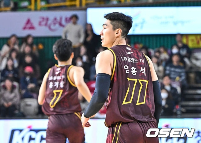 LG 양홍석(오른쪽)과 유기상.
