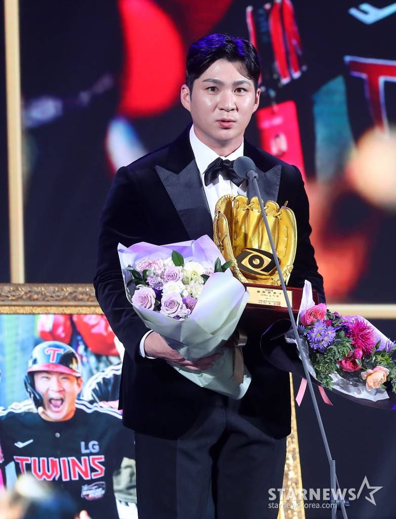 LG 오지환이 11일 오후 서울 강남구 삼성동 코엑스 오디토리움에서 진행된 '2023 신한은행 SOL KBO 골든글러브 시상식'에서 골든포토상을 수상한 뒤 소감을 말하고 있다. 2023.12.11 /사진=김창현 기자