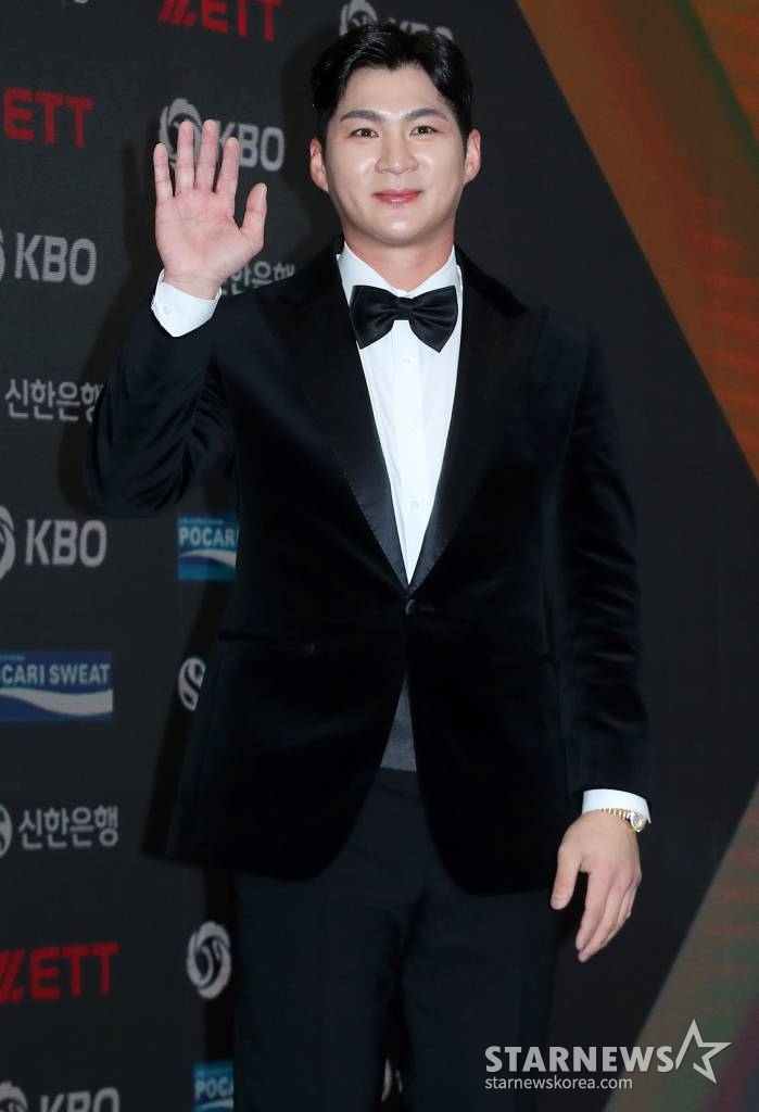 LG 오지환이 11일 오후 서울 강남구 삼성동 코엑스 오디토리움에서 진행된 '2023 신한은행 SOL KBO 골든글러브 시상식' 레드카펫 행사에 참석하고 있다. 2023.12.11 /사진=김창현 기자