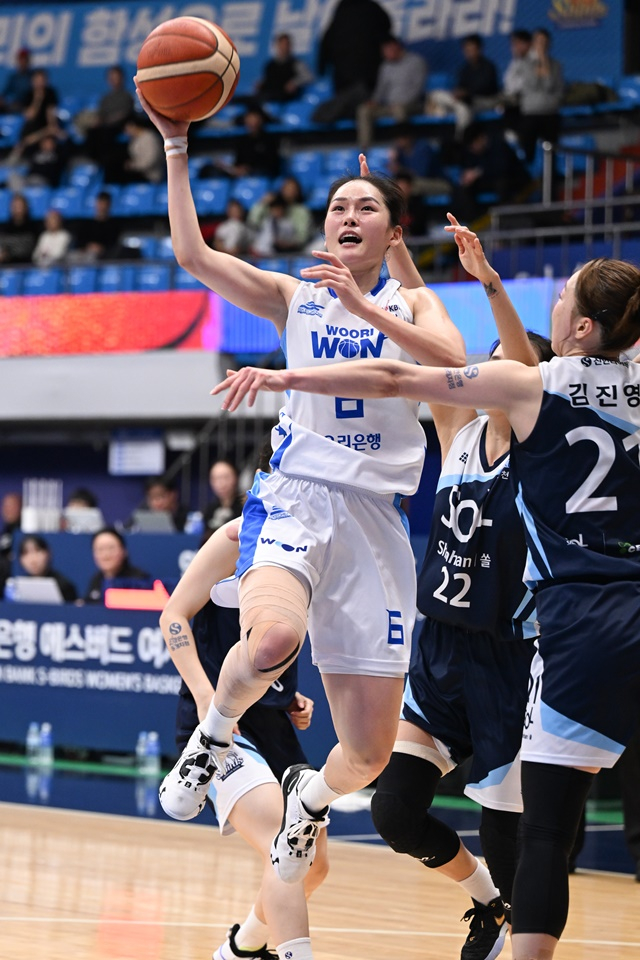 아산 우리은행 최이샘(왼쪽)이 슛을 시도하고 있다. /사진=WKBL 제공
