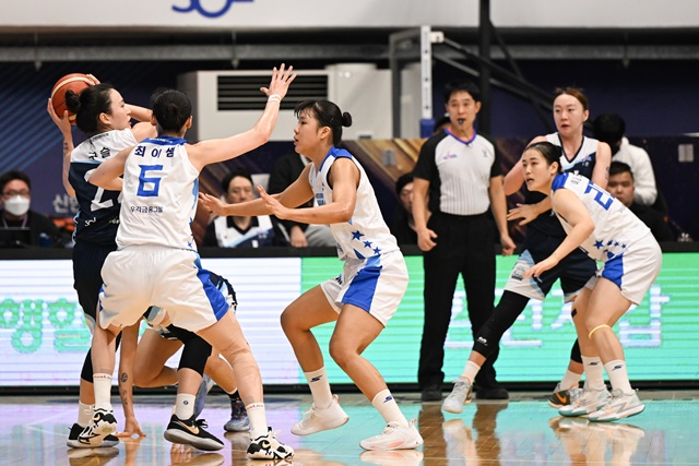 아산 우리은행-인천 신한은행 경기. /사진=WKBL 제공