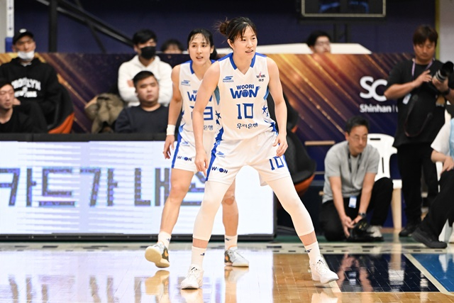 김단비(왼쪽)와 고아라. /사진=WKBL 제공