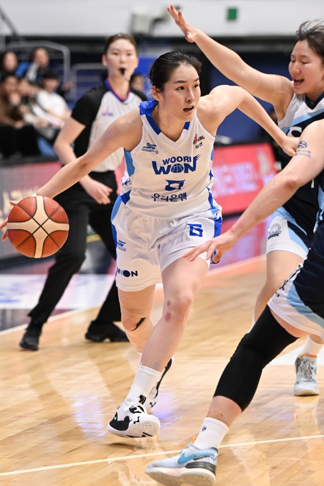 돌파를 시도하는 최이샘(왼쪽). /사진=WKBL 제공